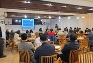 작은 기업이 성공적인 마케팅 전략을 구축하고 유지하는 데에는 몇 가지 중요한 요소